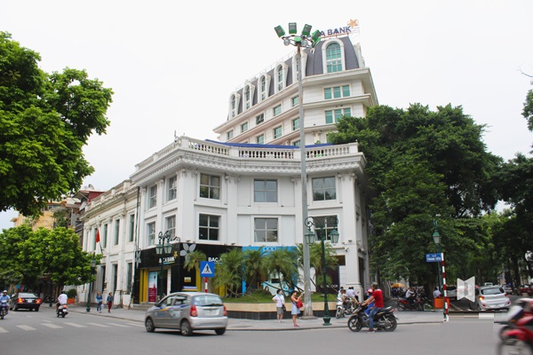 Bên ngoài tòa nhà Opera Business Center